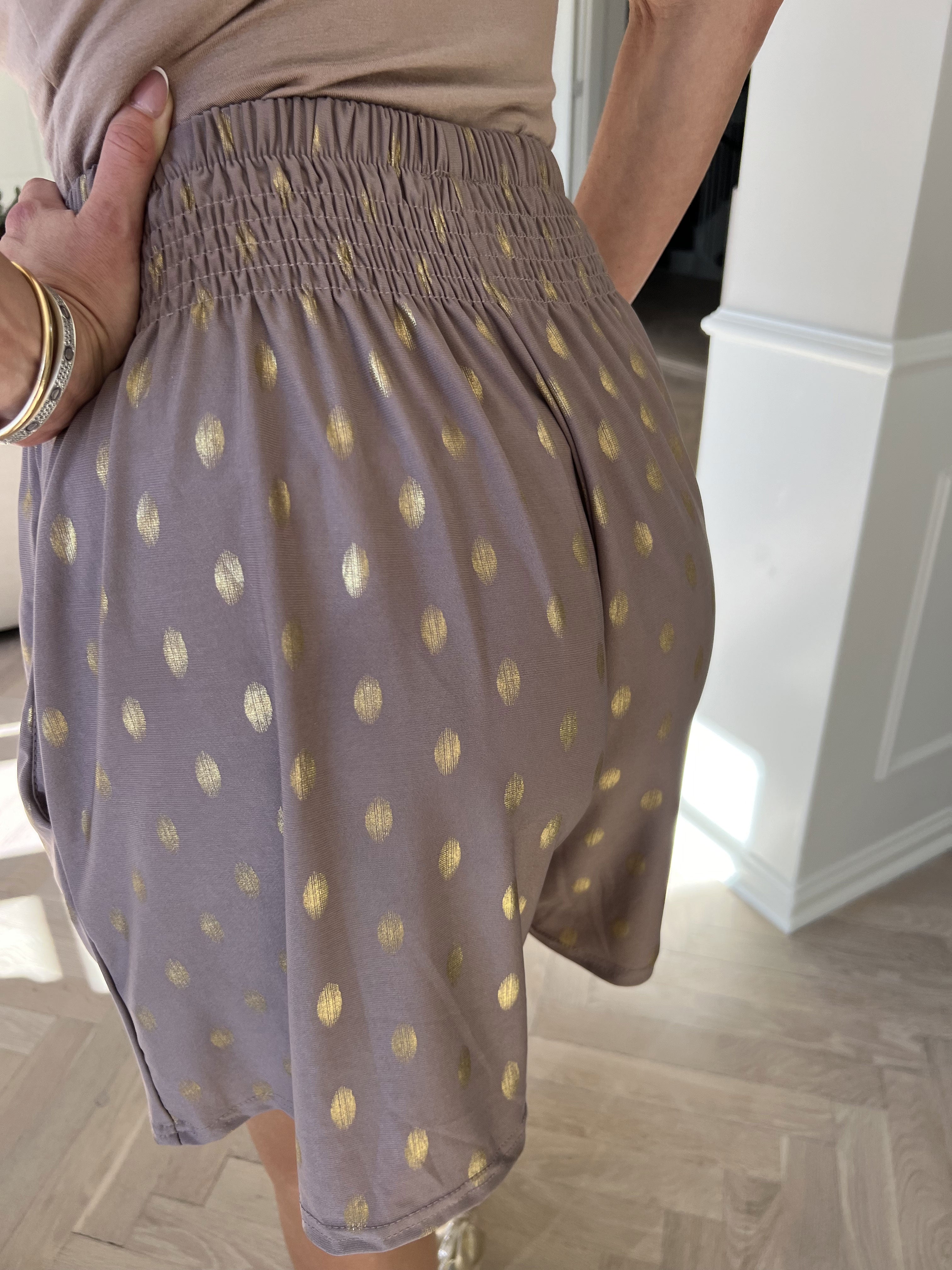 Pams Dot Shorts - Løse shorts i elastisk stof med guld dutter